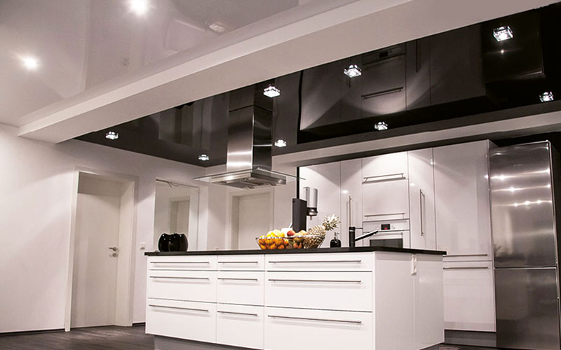 Spannende Ideen für die Raumdecke: In Kombination mit integrierten Beleuchtungselementen bringen Spanndecken einen individuellen Look in den Wohnbereich oder die Küche.