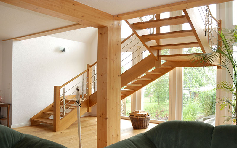 Naturholz eignet sich für viele Treppen-Bauformen und unterstützt gleichzeitig eine behagliche, gesunde Raumatmosphäre.