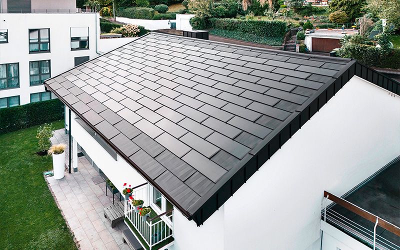 Solardachplatten schützen das Haus und produzieren gleichzeitig Strom