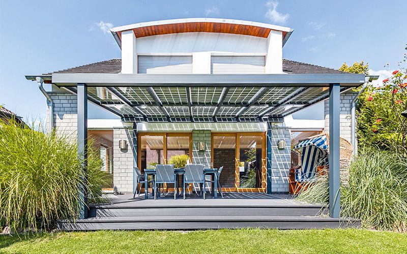 Mit einem Solardach die Terrasse verschönern und grünen Strom erzeugen